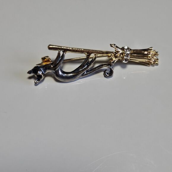 Gold Tone Crystal Gray Cat On Broom Brooch Pin Halloween Witch - Picture 7 of 9